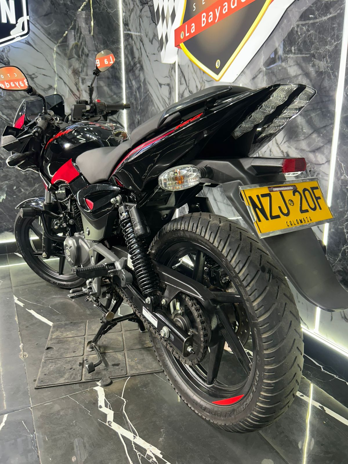 PULSAR 180 FI NEON - Image 4