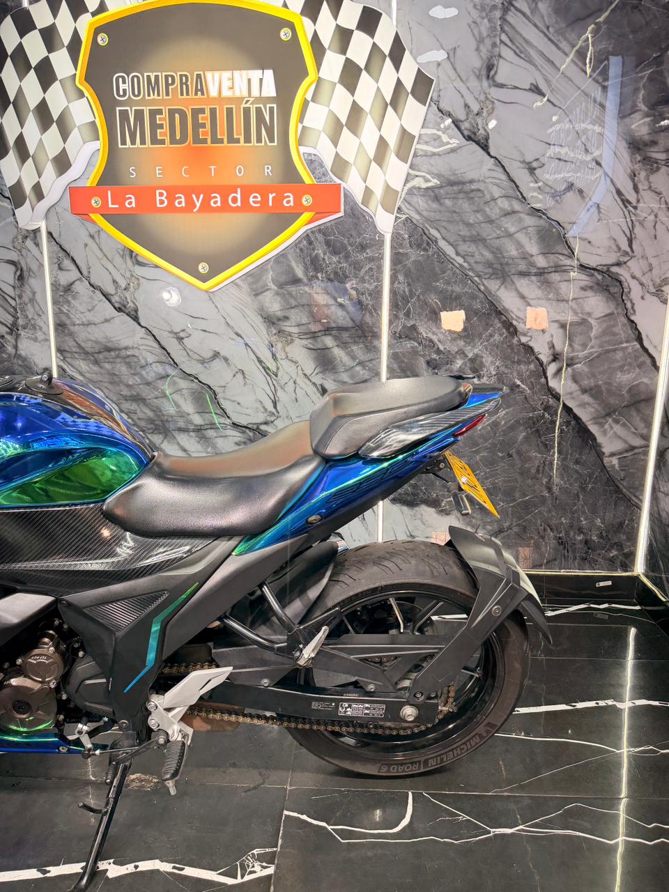SUZUKI GIXXER 250 SF CON CARENAJE - Image 9
