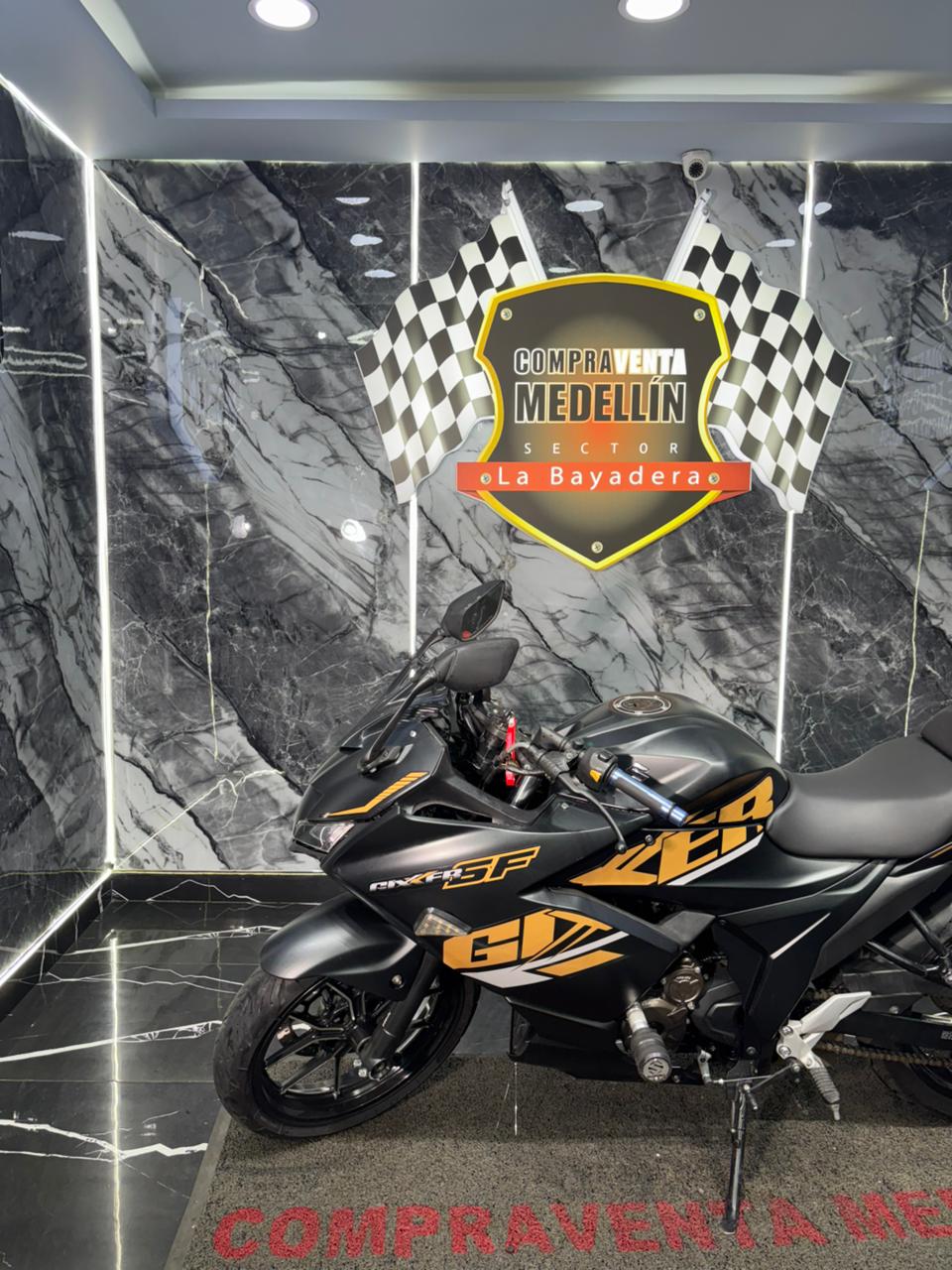 SUZUKI GIXXER 250 SF CON CARENAJE - Image 9