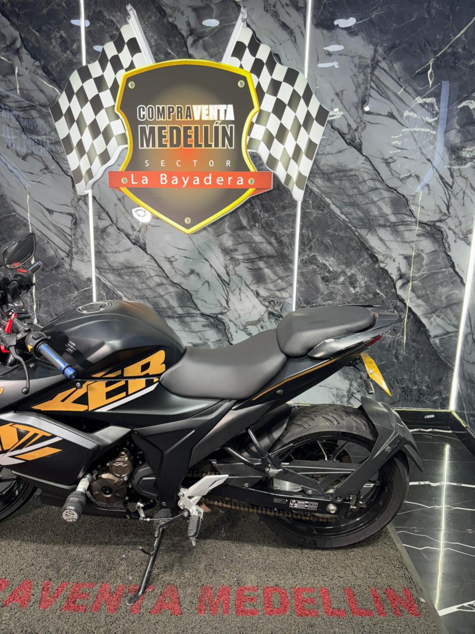 SUZUKI GIXXER 250 SF CON CARENAJE - Image 8