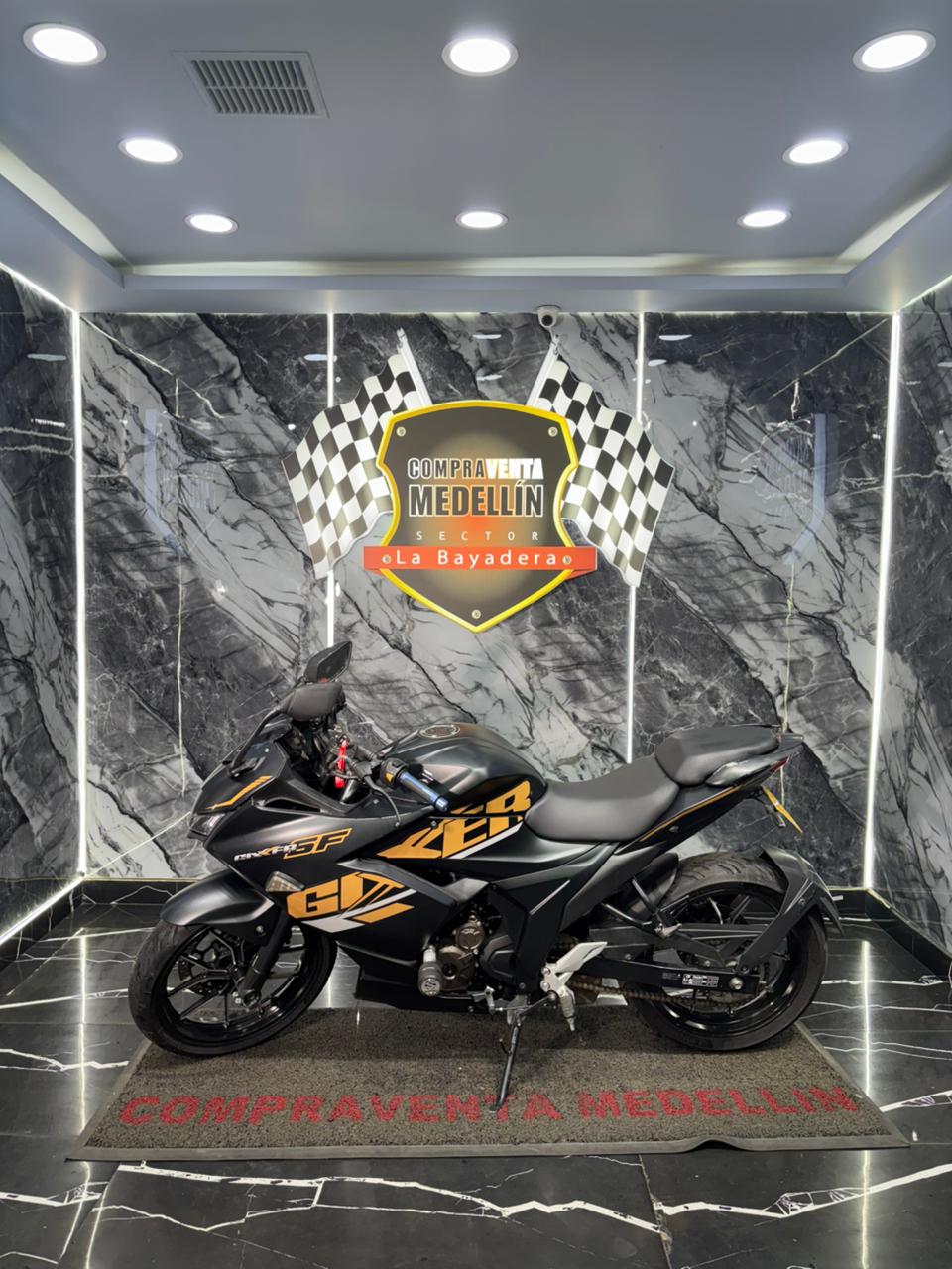 SUZUKI GIXXER 250 SF CON CARENAJE - Image 10