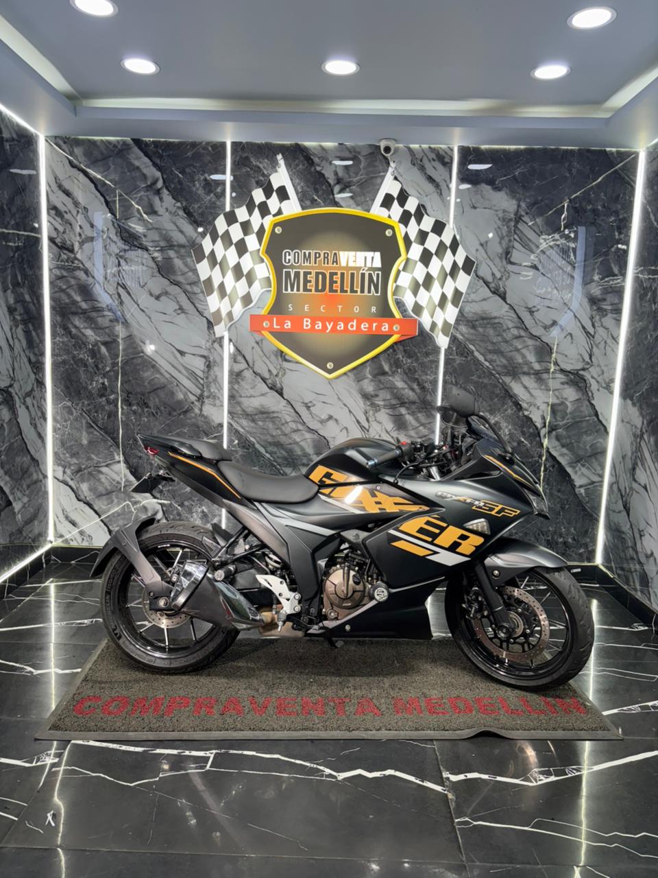 SUZUKI GIXXER 250 SF CON CARENAJE - Image 5