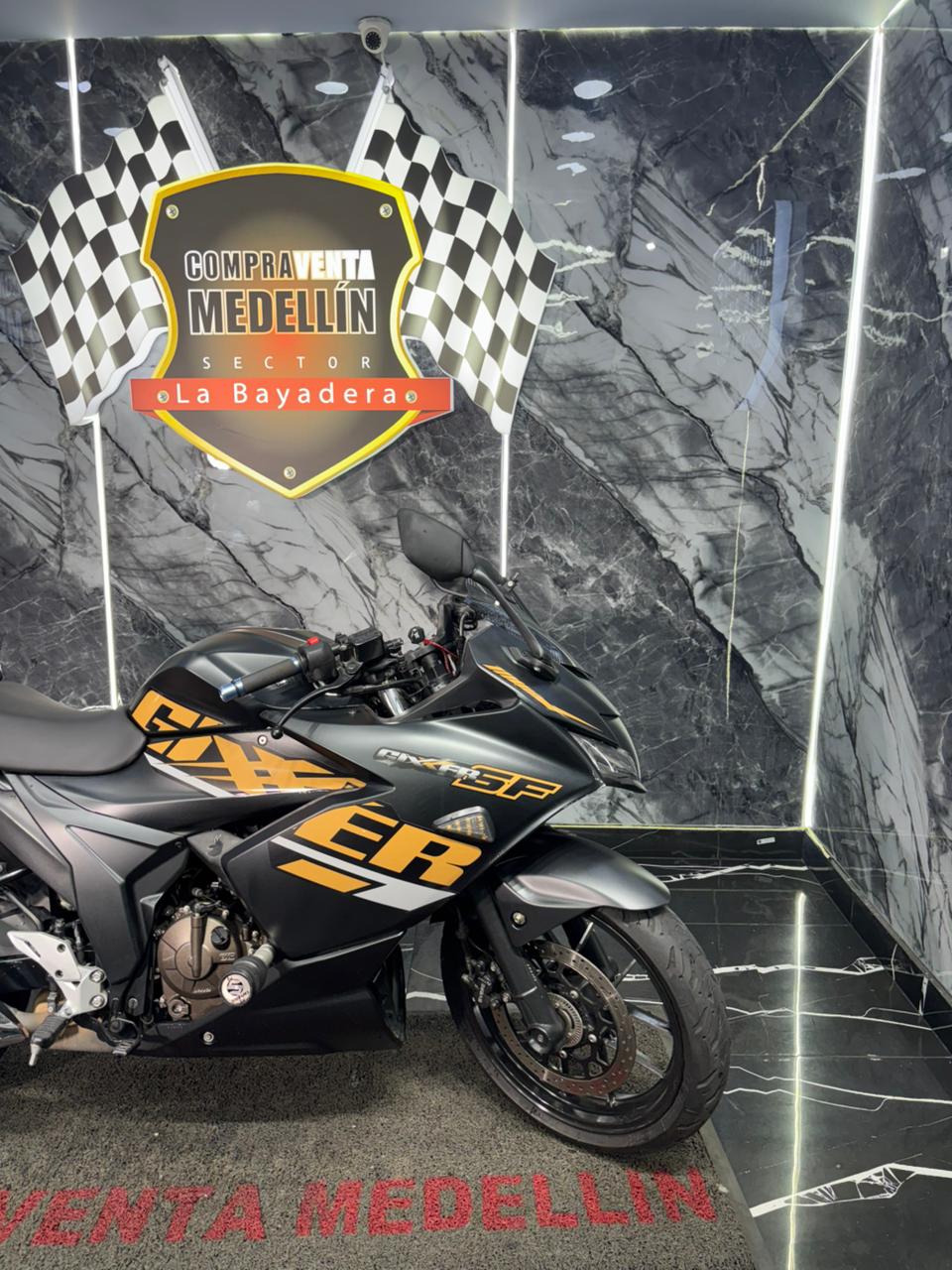 SUZUKI GIXXER 250 SF CON CARENAJE - Image 4