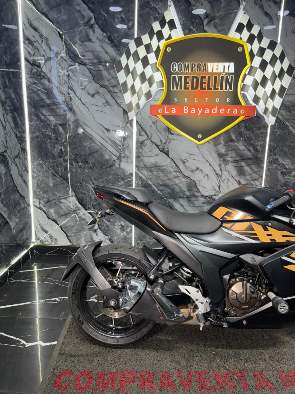 SUZUKI GIXXER 250 SF CON CARENAJE - Image 3