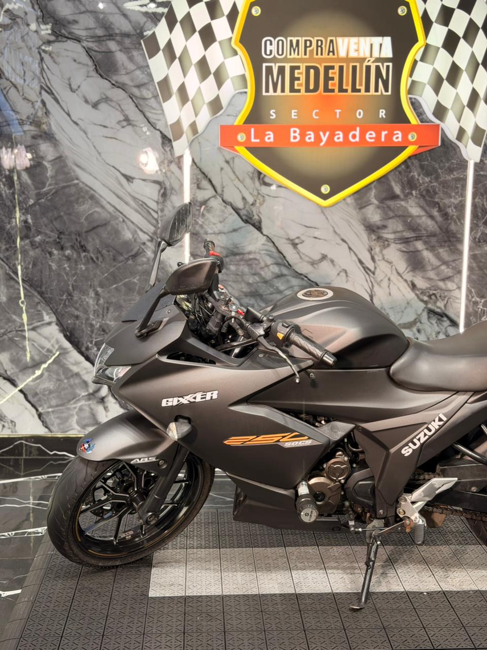 SUZUKI GIXXER 250 SF CON CARENAJE - Image 8