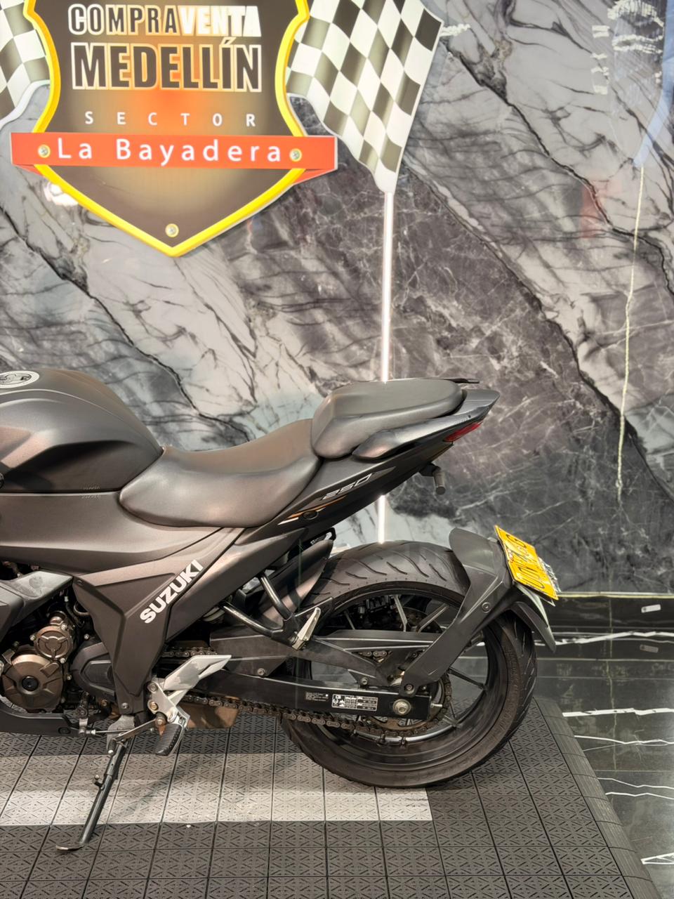 SUZUKI GIXXER 250 SF CON CARENAJE - Image 7