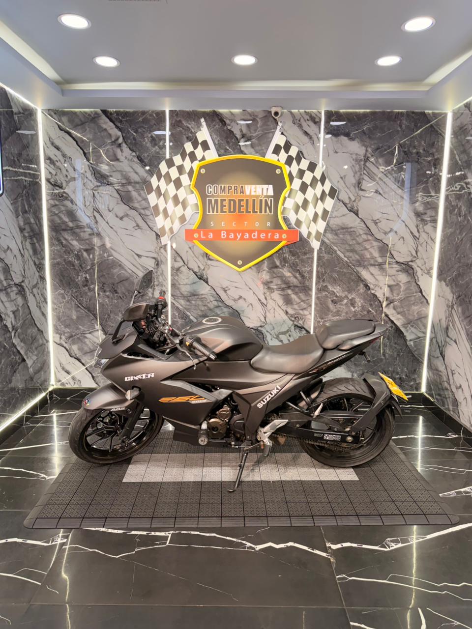 SUZUKI GIXXER 250 SF CON CARENAJE