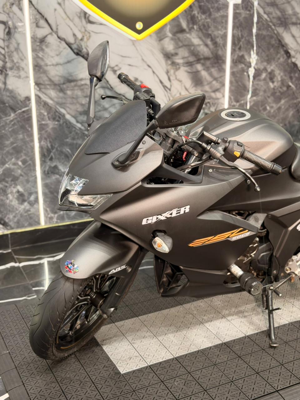 SUZUKI GIXXER 250 SF CON CARENAJE - Image 5