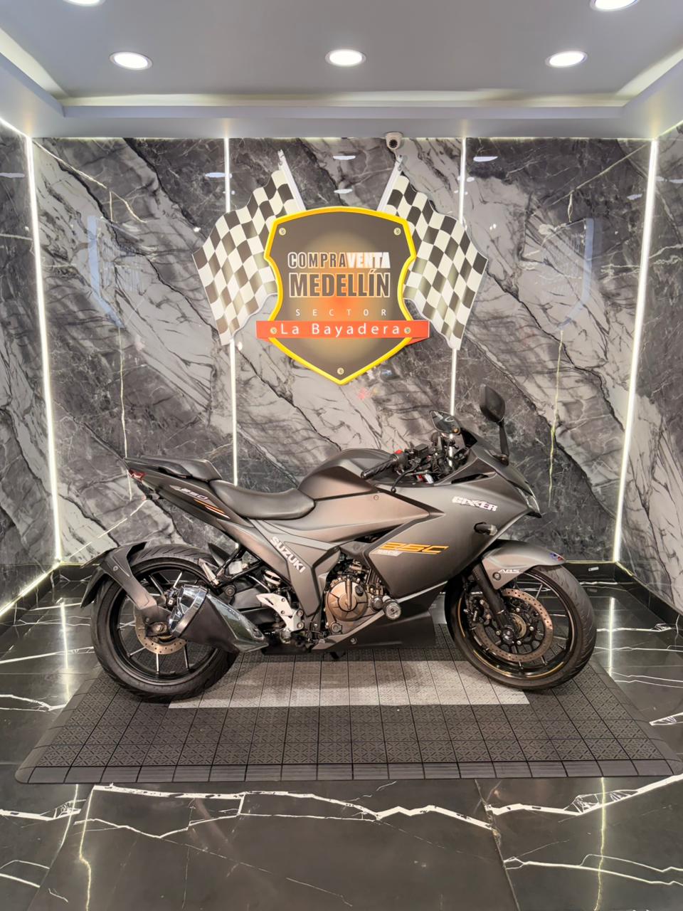 SUZUKI GIXXER 250 SF CON CARENAJE - Image 4