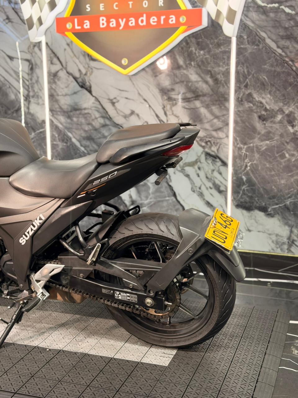 SUZUKI GIXXER 250 SF CON CARENAJE - Image 6