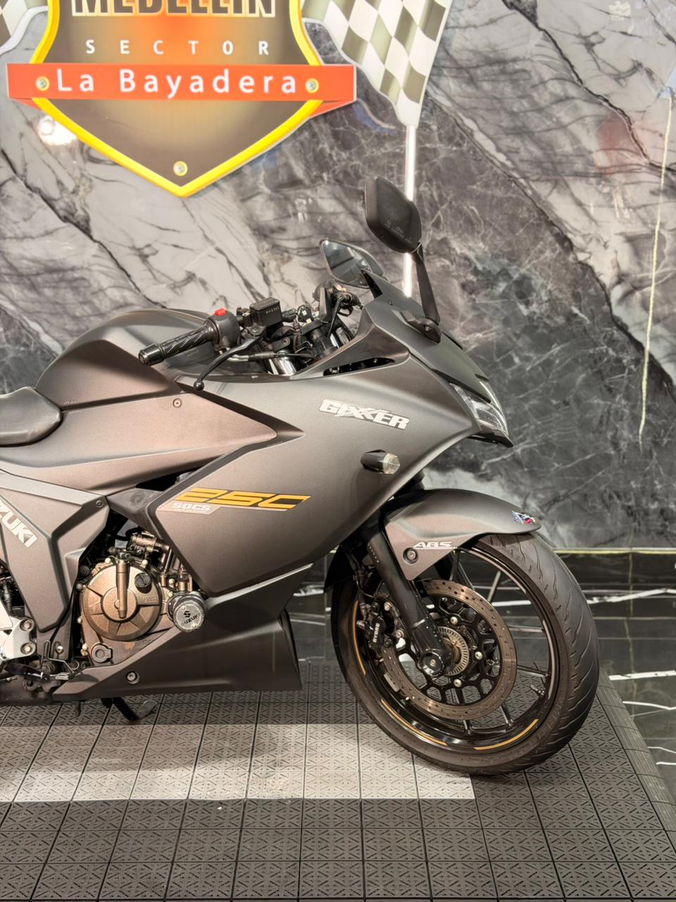SUZUKI GIXXER 250 SF CON CARENAJE - Image 3