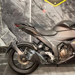 SUZUKI GIXXER 250 SF CON CARENAJE