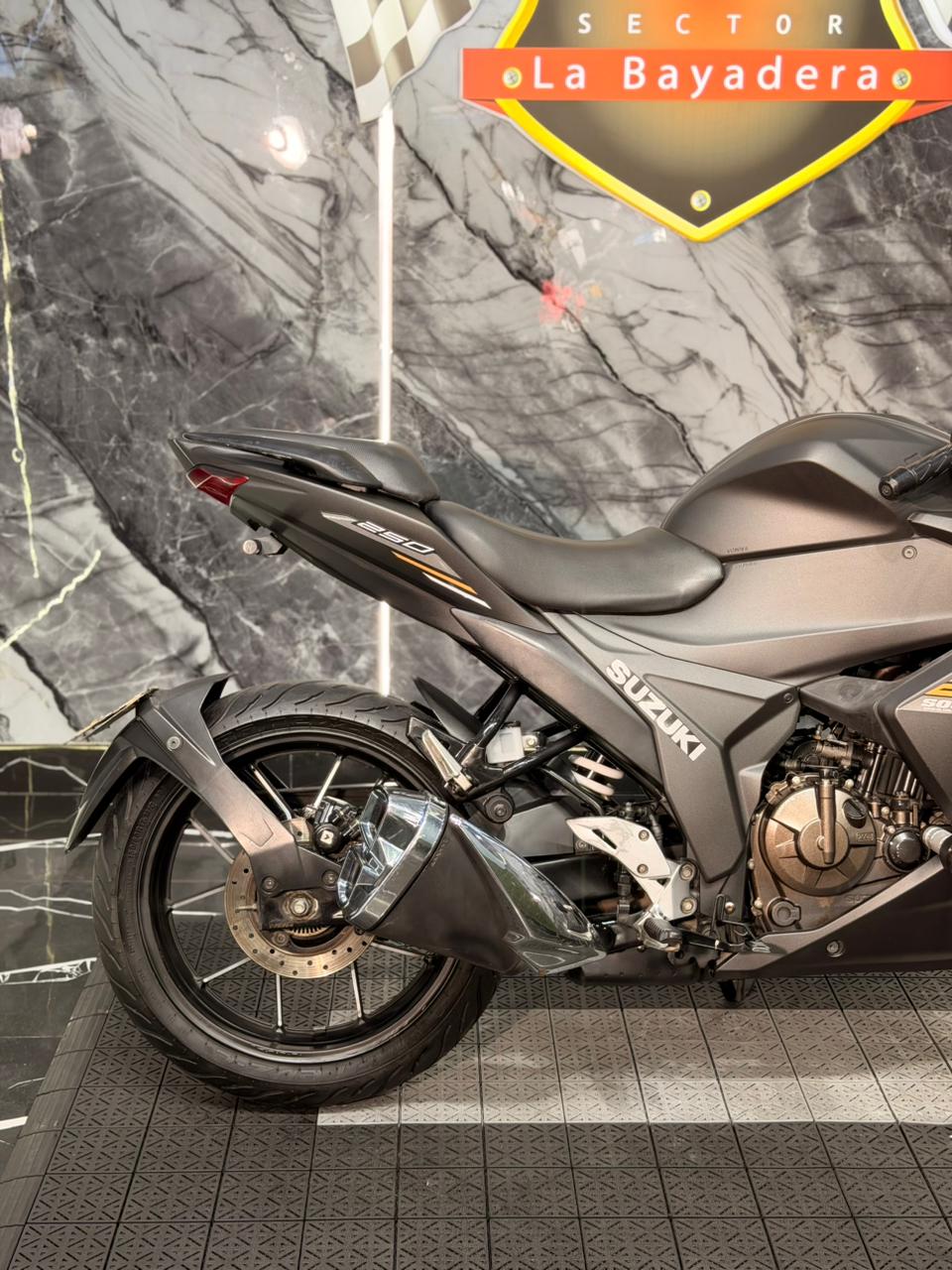 SUZUKI GIXXER 250 SF CON CARENAJE - Image 2