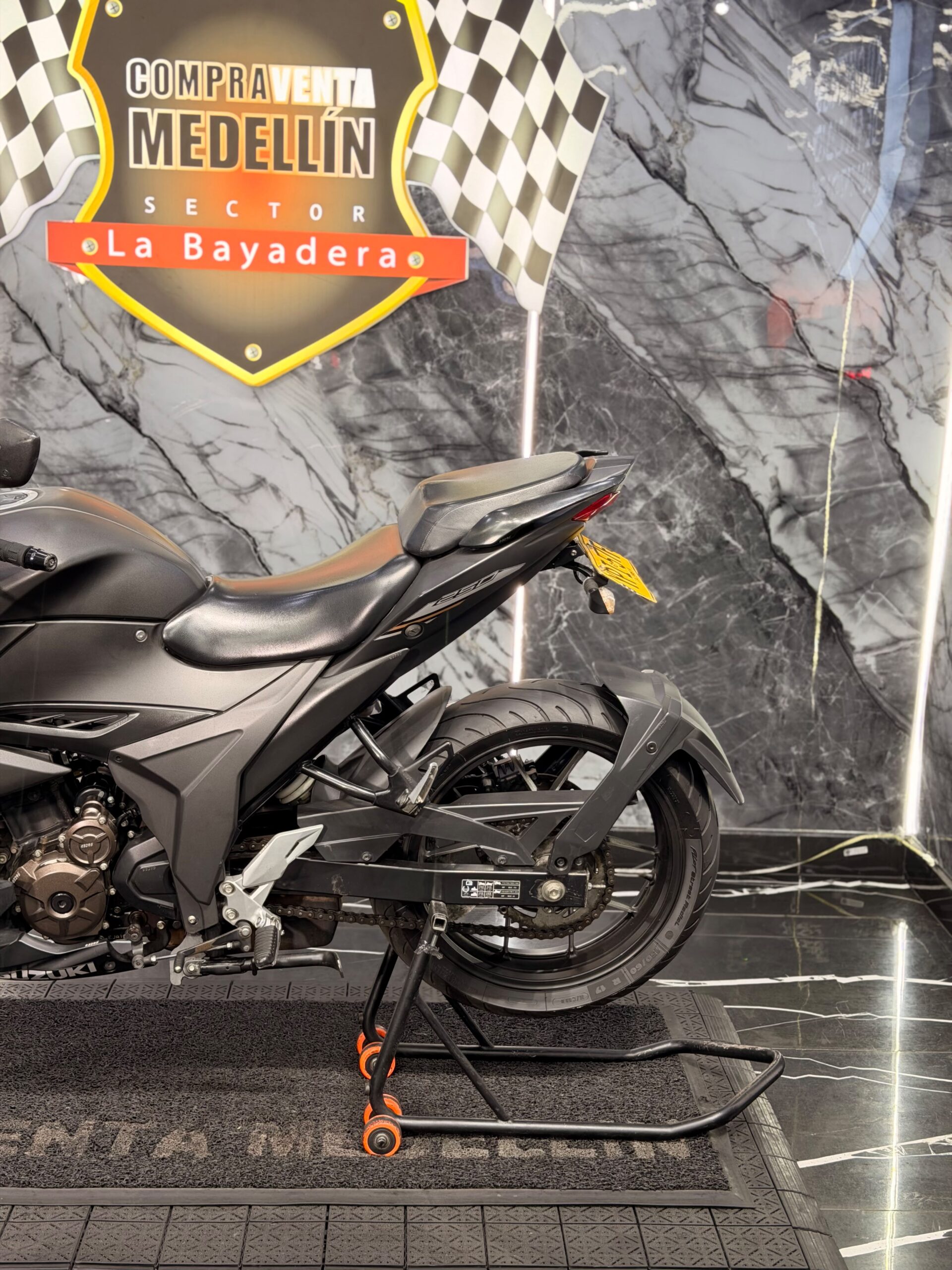 SUZUKI GIXXER 250 - Image 4